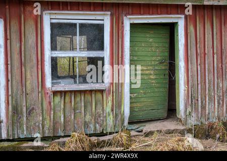 Finestra e porta su un vecchio capannone di legno Foto Stock