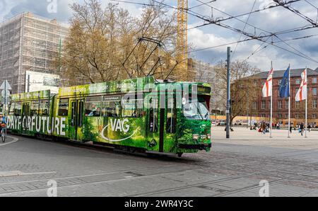 Eine Strassbahn der Linie 3 fährt beim Platz der alten Synagoge a Freiburg vorbei a Richtung Innenstadt. Auf der Seite steht die Aufschrift 'Everyda Foto Stock