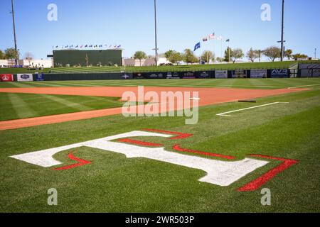 Il logo dei Texas Rangers si trova prima di una partita di baseball degli allenamenti primaverili della MLB tra i Texas Rangers e i Chicago Cubs, domenica 10 marzo 2024, a Surpris Foto Stock