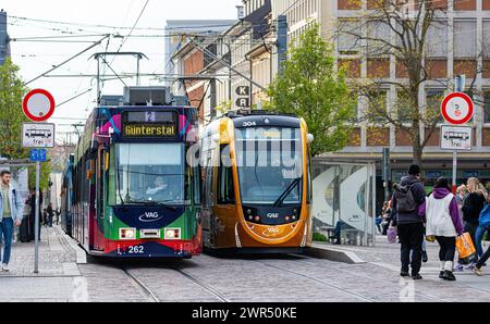 Zwei tram stehen an der Haltestelle Stadttheater. DAS der Linie 2 Hat die Zielhaltestelle Günterstal, das der Linie 4 fährt zur Messe. (Friburgo in Brisgovia Foto Stock