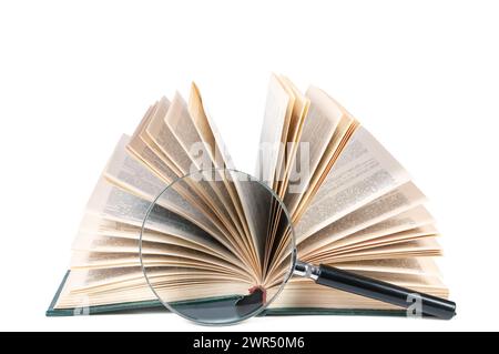 libro pieghevole e lente d'ingrandimento isolati su sfondo bianco Foto Stock