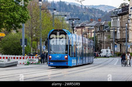 Eine Strassebahn der Linie 5 mit Ziel Europaplatz fährt beim Platz der alten Synagoge vorbei. DAS tram Hat seitlich Werbung der BB Bank. (Friburgo im Foto Stock