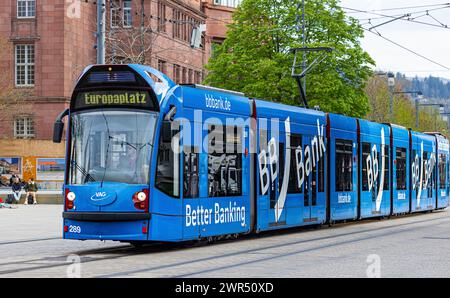 Eine Strassebahn der Linie 5 mit Ziel Europaplatz fährt beim Platz der alten Synagoge vorbei. DAS tram Hat seitlich Werbung der BB Bank. (Friburgo im Foto Stock