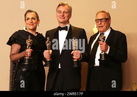 Christopher Nolan, Emma Thomas und Charles Roven mit dem Oscars für die beste Regie und den besten Film 'Oppenheimer' im Press Room der Oscar Verleihung 2024 / 96th Annual Academy Awards im Dolby Theatre. Los Angeles, 10.03.2024 Foto Stock