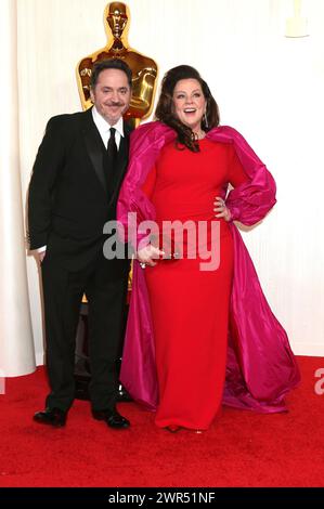 Melissa McCarthy mit Ehemann Ben Falcone bei der Oscar Verleihung 2024 / 96° Annual Academy Awards im Dolby Theatre. Los Angeles, 10.03.2024 *** Melissa McCarthy con il marito Ben Falcone al 2024 96° Annual Academy Awards al Dolby Theatre di Los Angeles, 10 03 2024 foto:XJ.xBlocx/xFuturexImagex oscars 1452 Foto Stock