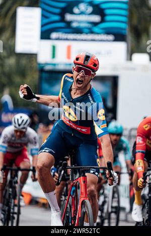 San Benedetto del Tronto, Italia. 11 marzo 2024. Foto di Zac Williams/SWpix.com - 10/03/2024 - Ciclismo - 2024 Tirreno Adriatico - tappa 7 - San Benedetto del Tronto - Jonathan Milan, Lidl Trek, vince tappa 7. Crediti: SWpix/Alamy Live News Foto Stock