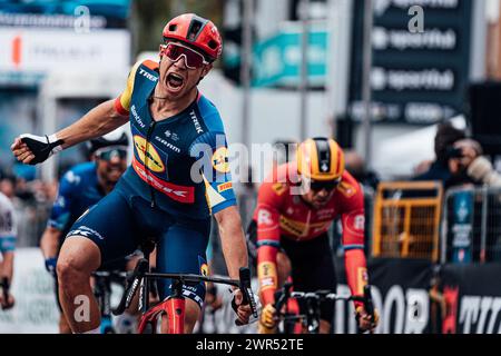 San Benedetto del Tronto, Italia. 11 marzo 2024. Foto di Zac Williams/SWpix.com - 10/03/2024 - Ciclismo - 2024 Tirreno Adriatico - tappa 7 - San Benedetto del Tronto - Jonathan Milan, Lidl Trek, vince tappa 7. Crediti: SWpix/Alamy Live News Foto Stock