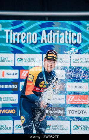 San Benedetto del Tronto, Italia. 11 marzo 2024. Foto di Zac Williams/SWpix.com - 10/03/2024 - Ciclismo - 2024 Tirreno Adriatico - tappa 7 - San Benedetto del Tronto - Jonathan Milan, Lidl Trek, vince tappa 7. Crediti: SWpix/Alamy Live News Foto Stock