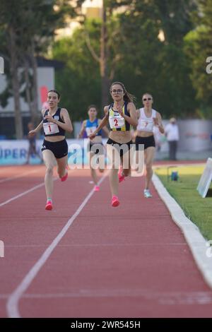 IZMIR, TURKIYE - 4 LUGLIO 2023: Atleti che corrono durante le competizioni Super League a Izmir Seha Aksoy Athletics Field Foto Stock