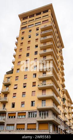 Edificio torre visto a la Spezia, una città nella parte meridionale della Liguria in Italia Foto Stock