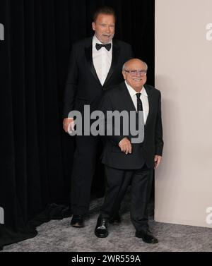 Los Angeles, Stati Uniti. 10 marzo 2024. (L-R) Arnold Schwarzenegger e Danny DeVito nella sala stampa del 96° Academy Awards tenuti dall'Academy of Motion Picture Arts and Sciences al Dolby Theatre di Los Angeles, CA, domenica 10 marzo 2024. (Foto di Sthanlee B. Mirador/Sipa USA) credito: SIPA USA/Alamy Live News Foto Stock