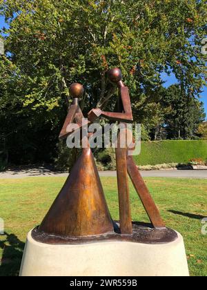 Una scultura di metallo su un piedistallo in un parco di Auckland Foto Stock