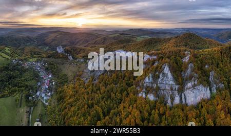 Vista aerea di Vrsatecke Bradla al tramonto, paesaggio autunnale della Slovacchia Foto Stock