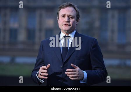 Londra, Inghilterra, Regno Unito. 11 marzo 2024. Il ministro della sicurezza Tom Tugendhat è stato intervistato a Westminster durante il round mediatico mattutino. Crediti: Thomas Krych/Alamy Live News Foto Stock