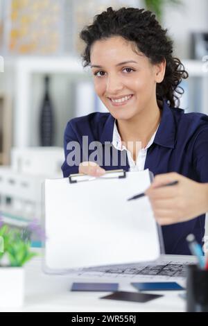 dipendente del settore retail che presenta appunti vuoti Foto Stock