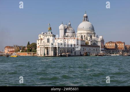 Venezia, Italia - 6 settembre 2022: Vista dal Canale di San Marco a Punta della Dogana e salute a Venezia Foto Stock