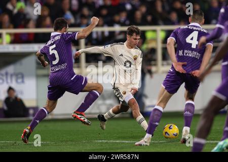 Tommaso Baldanzi (Roma)Giacomo Bonaventura (Fiorentina) durante la partita di serie A italiana tra la Fiorentina 2-2 Roma allo Stadio Artemio Franchi il 10 marzo 2024 a Firenze. (Foto di Maurizio Borsari/AFLO) Foto Stock