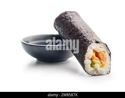 Un sushi roll tagliato a fette e esposto con un lato di salsa di soia salata. Il sushi offre pesce fresco, riso e verdure arrotolate in alghe, mentre Foto Stock