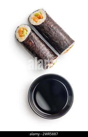 Un sushi roll tagliato a fette e esposto con un lato di salsa di soia salata. Il sushi offre pesce fresco, riso e verdure arrotolate in alghe, mentre Foto Stock