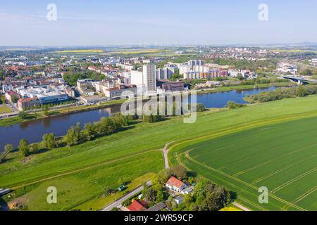 Luftbild von Riesa mit Elbe, Sachsen, Deutschland *** Vista aerea di Riesa con Elba, Sassonia, Germania Foto Stock