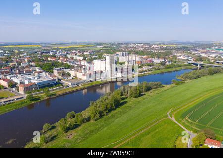 Luftbild von Riesa mit Elbe, Sachsen, Deutschland *** Vista aerea di Riesa con Elba, Sassonia, Germania Foto Stock