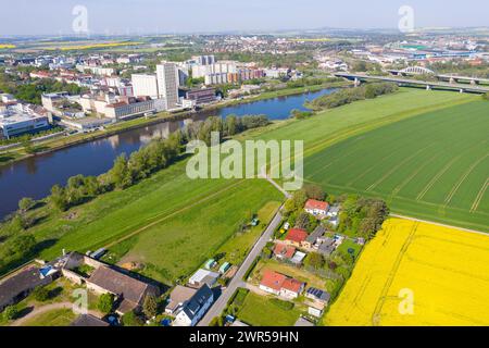Luftbild von Riesa mit Elbe, Sachsen, Deutschland *** Vista aerea di Riesa con Elba, Sassonia, Germania Foto Stock