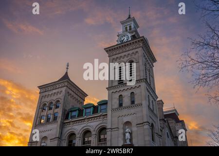 Il tribunale della contea di Knox e il monumento alla guerra civile nel centro di Vincennes, Indiana, sono illumati dall'alba. Il monumento è stato eretto nel 1914, il Foto Stock