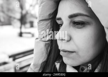 Un ritratto in bianco e nero di un volto femminile che mostra le sue caratteristiche e le sue espressioni con un contrasto sorprendente Foto Stock