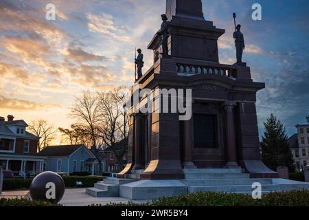 Il tribunale della contea di Knox e il monumento alla guerra civile nel centro di Vincennes, Indiana, sono illumati dall'alba. Il monumento è stato eretto nel 1914, il Foto Stock