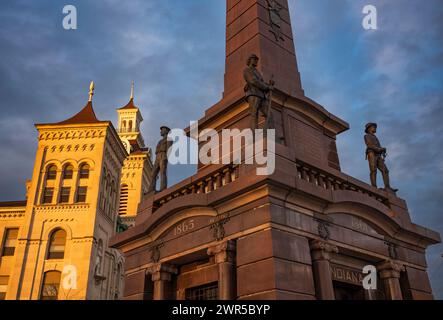 Il tribunale della contea di Knox e il monumento alla guerra civile nel centro di Vincennes, Indiana, sono illumati dall'alba. Il monumento è stato eretto nel 1914, il Foto Stock