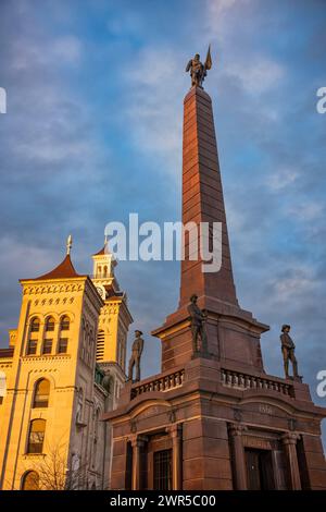 Il tribunale della contea di Knox e il monumento alla guerra civile nel centro di Vincennes, Indiana, sono illumati dall'alba. Il monumento è stato eretto nel 1914, il Foto Stock