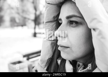 Un ritratto in bianco e nero di un volto femminile che mostra le sue caratteristiche e le sue espressioni con un contrasto sorprendente Foto Stock