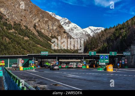 Caselli a pedaggio sul lato italiano, accesso al tunnel di Frejus Road. Bardonecchia, città metropolitana di Torino, Piemonte, Italia, Europa Foto Stock