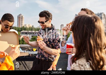 giovani interrazziali gioiosi con occhiali da sole alla moda che mangiano pizza e bevono cocktail alla festa Foto Stock