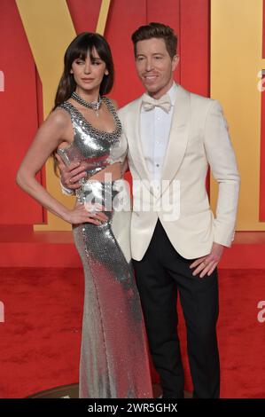 Los Angeles, Stati Uniti. 10 marzo 2024. LOS ANGELES, STATI UNITI. 10 marzo 2024: Nina Dobrev & Shaun White alla 30a Vanity Fair Oscar Party. Crediti fotografici: Paul Smith/Alamy Live News Foto Stock