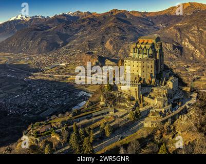 Veduta aerea della Sacra di San Michele, un'imponente abbazia che domina l'ingresso della Valle di Susa dalla cima del monte Pirchiriano. Italia Foto Stock