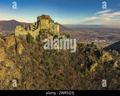 Veduta aerea della Sacra di San Michele, un'imponente abbazia che domina l'ingresso della Valle di Susa dalla cima del monte Pirchiriano. Italia Foto Stock