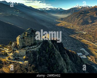 Veduta aerea della Sacra di San Michele, un'imponente abbazia che domina l'ingresso della Valle di Susa dalla cima del monte Pirchiriano. Italia Foto Stock