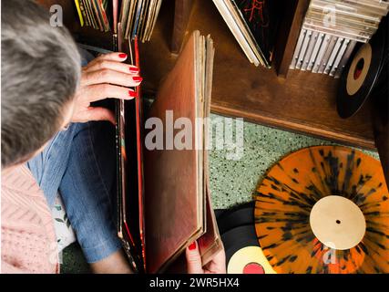 Disco in vinile scelto da senior. Retro. Foto Stock