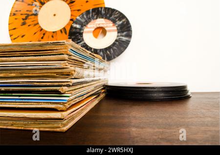 Disco a vite impilato su un tavolo di legno. Foto Stock