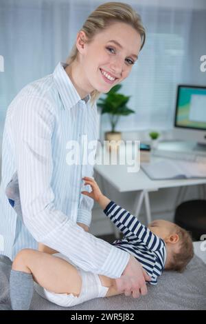 una pediatra allegra tiene il neonato Foto Stock