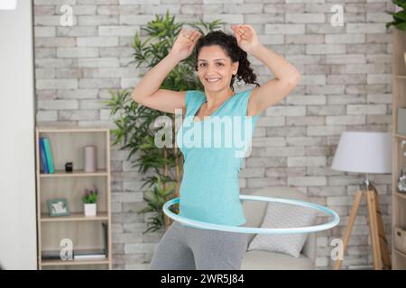 La donna che lavora fuori con hoola hoop Foto Stock