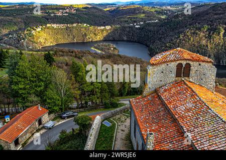 Gole della Loira viste dalla torre medievale di Chambles. Chambles, dipartimento della Loira, regione Auvergne-Rhône-Alpes, Francia, Europa Foto Stock