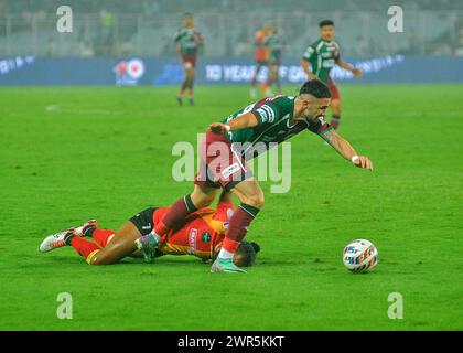 Il Mohunbagan Super Giant (MBSG) batte la squadra di calcio dell'East Bengal (EBFC) nella ISL (Indian Super League-2024) con un margine di 3-1 nello stadio Salt Lake. Jason Cummings, Liston Colaco e Dimitrios Petratos segnarono per MBSG mentre Saúl Crespo ridusse il margine per EBFC. (Foto di Amlan Biswas/Pacific Press) Foto Stock