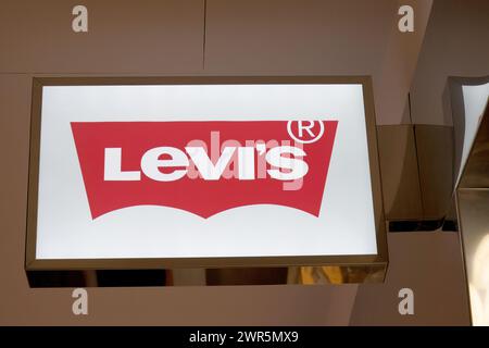 Logo di LEVI'S nel negozio del centro commerciale. Levi Strauss and Co. È un'azienda di abbigliamento americana nota in tutto il mondo per il suo marchio di jeans in denim Levi's. Foto Stock