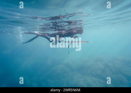 Uomo che pesca in muta, Mediterraneo. Foto di alta qualità Foto Stock