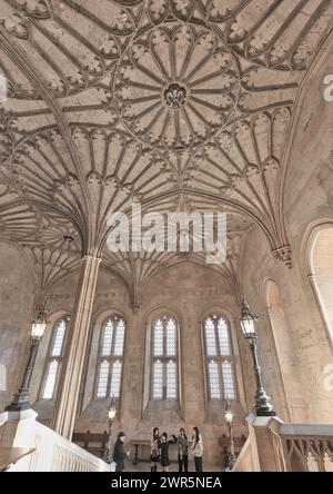 Soffitto a volta ventilato sopra la scala che porta alla sala da pranzo del Christ Church College, Università di Oxford, Inghilterra. Foto Stock