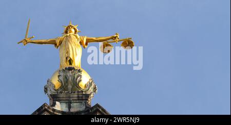 Figura dorata della giustizia sopra l'Old Bailey, la Central Criminal Court, Londra, Inghilterra. Foto Stock