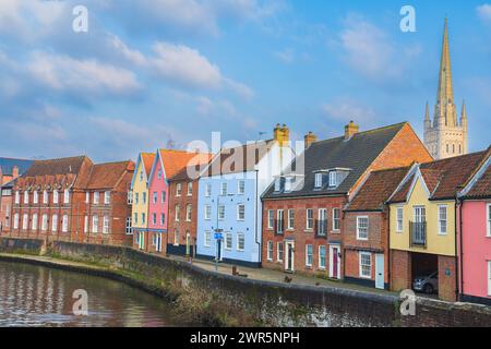 Case colorate a Norwich, Regno Unito, con la cattedrale di Norwich Foto Stock