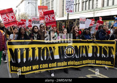 Million Women Rise 2024 ha organizzato una marcia contro la violenza maschile sabato 08 marzo in concomitanza con la giornata internazionale della donna. Foto Stock
